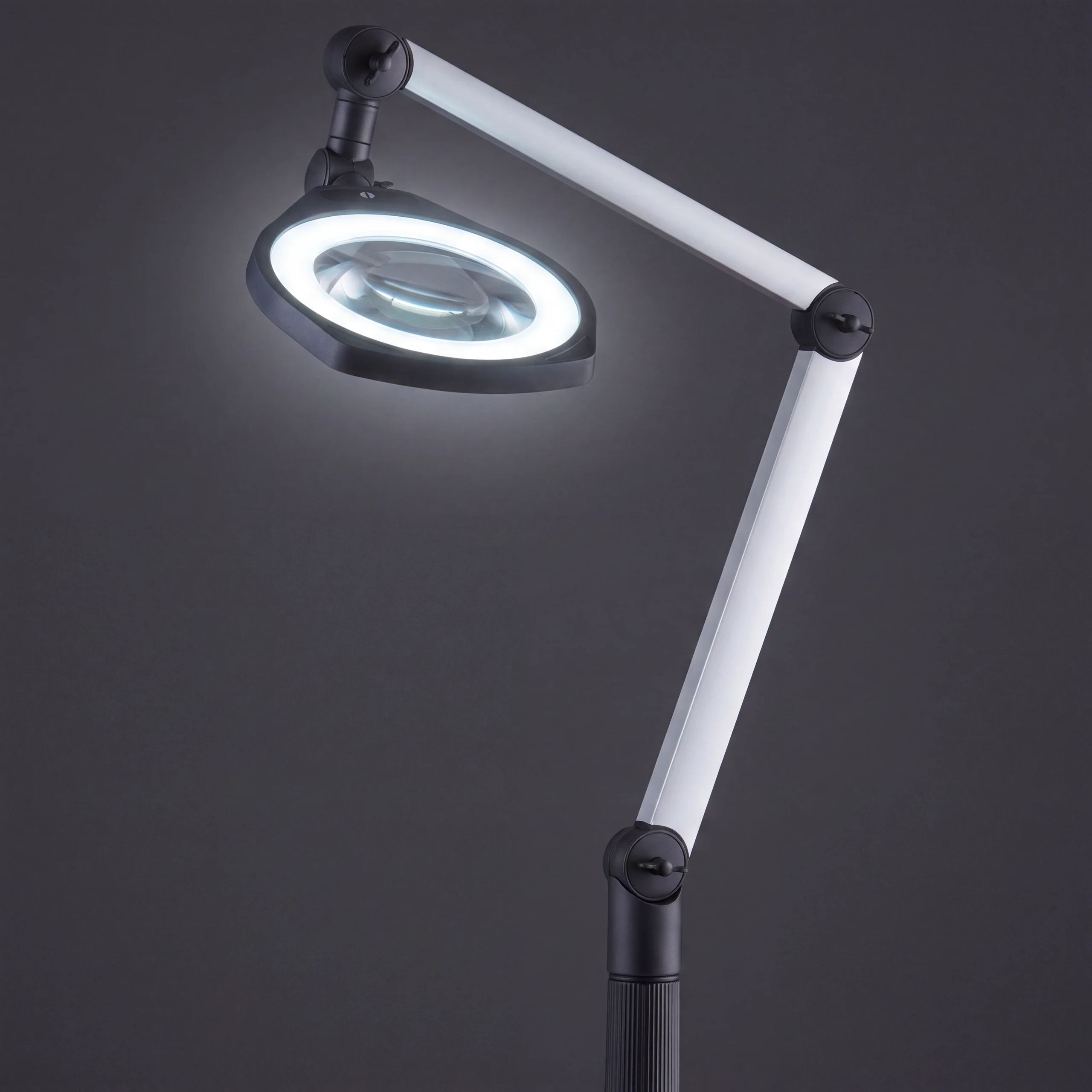 Braccio snodato LENSLED II, dimmerabile, con lente in vetro antigraffio